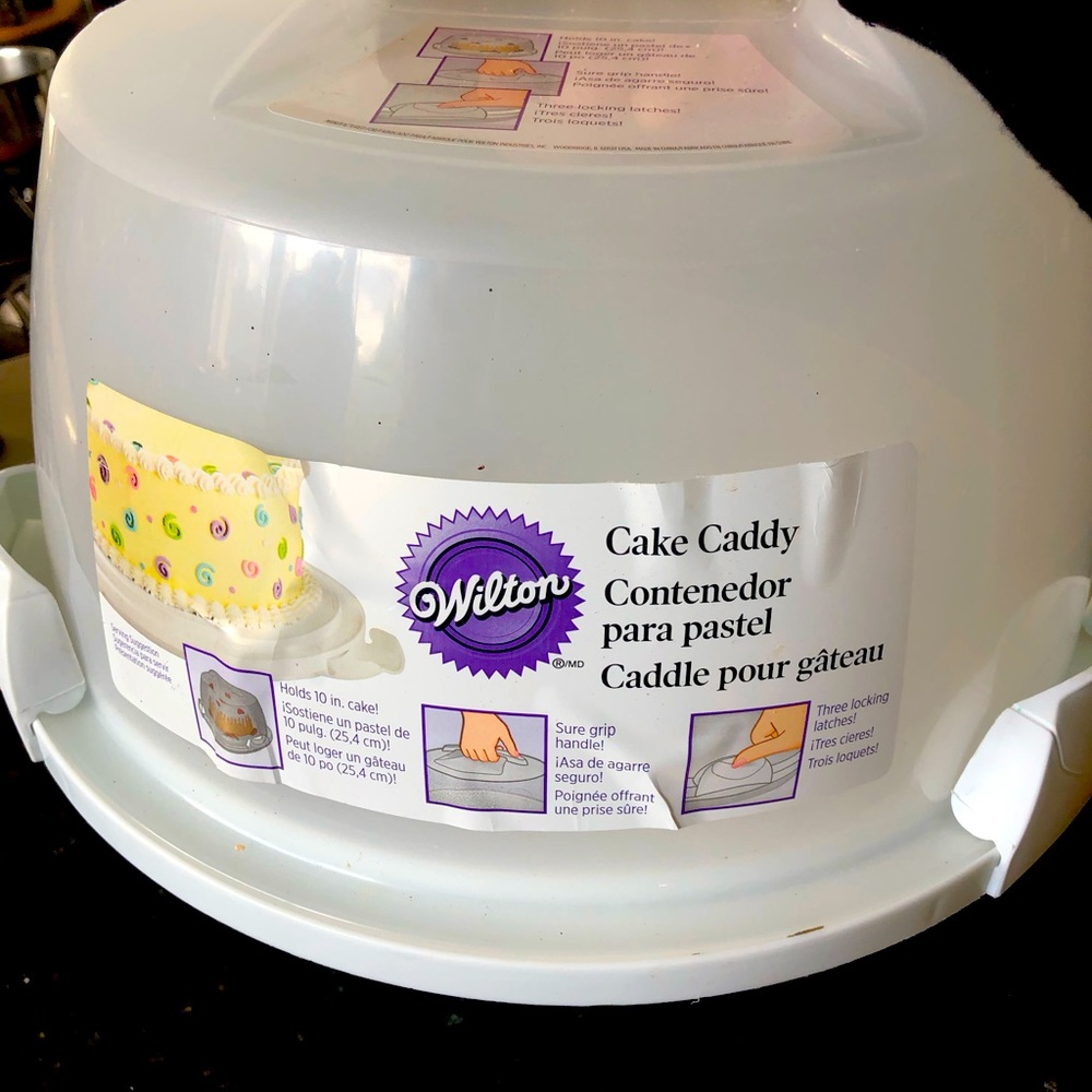 Wilton Cake Carrier and Server with locking lid